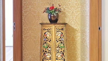 Full House | Living room | Flat-screen TV