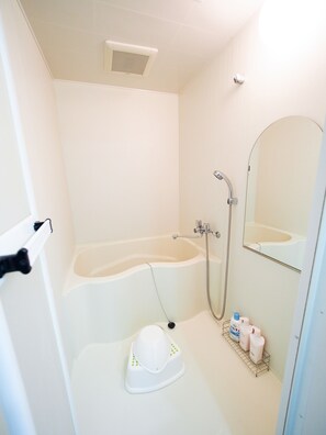 Apartment | Badezimmer | Badewanne und Dusche (separat), Komfortbadewanne