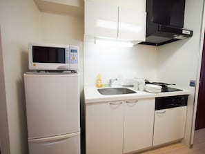 アパートメント | 専用簡易キッチン | 冷蔵庫、電子レンジ、コンロ、調理器具と食器