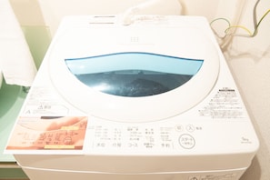 Apartment | Badezimmer | Badewanne und Dusche (separat), Komfortbadewanne