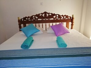 Desk, soundproofing, free WiFi, bed sheets