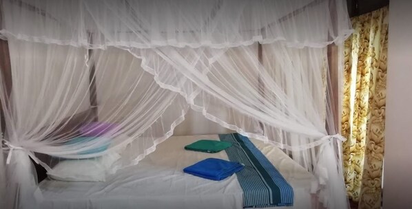 Desk, soundproofing, free WiFi, bed sheets