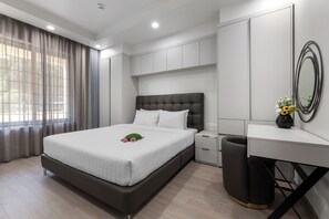 Minibar, caja de seguridad en la habitación y cortinas blackout 