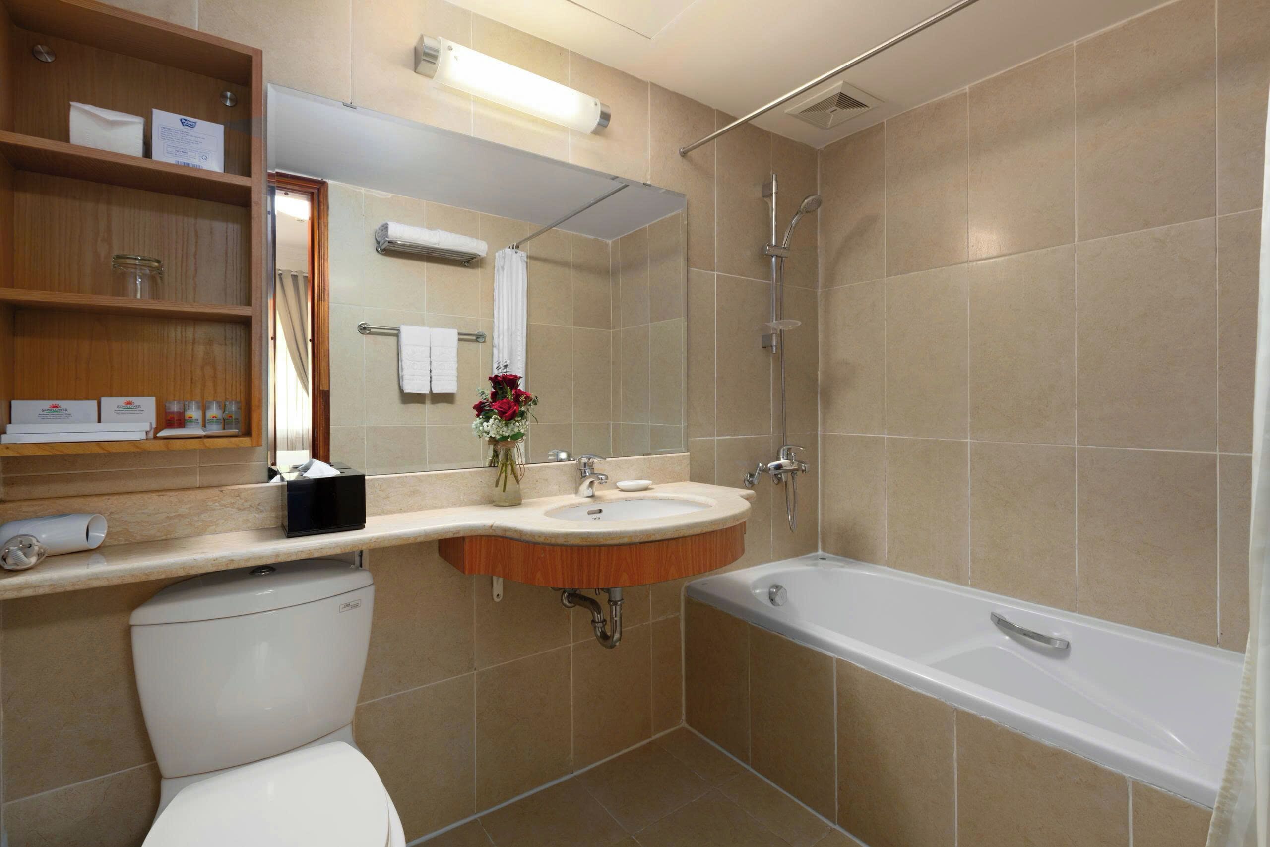 Ein modernes Badezimmer mit Toilette, Waschbecken und Badewanne.