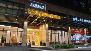 Entrada de un hotel con un letrero llamativo que dice "AQUA 2".