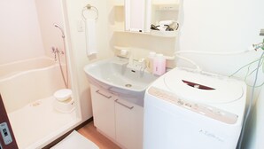 Apartment | Bathroom sink - Namba Inn PH192 (Osaka)