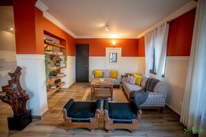 32-inch LCD TV with digital channels, TV - Seclude Kasauli (Kasauli)