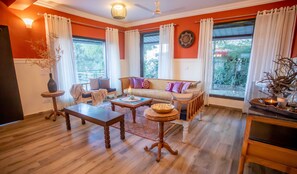 32-inch LCD TV with digital channels, TV - Seclude Kasauli (Kasauli)