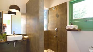 Starlit | Bathroom | Shower, rainfall showerhead, free toiletries, hair dryer