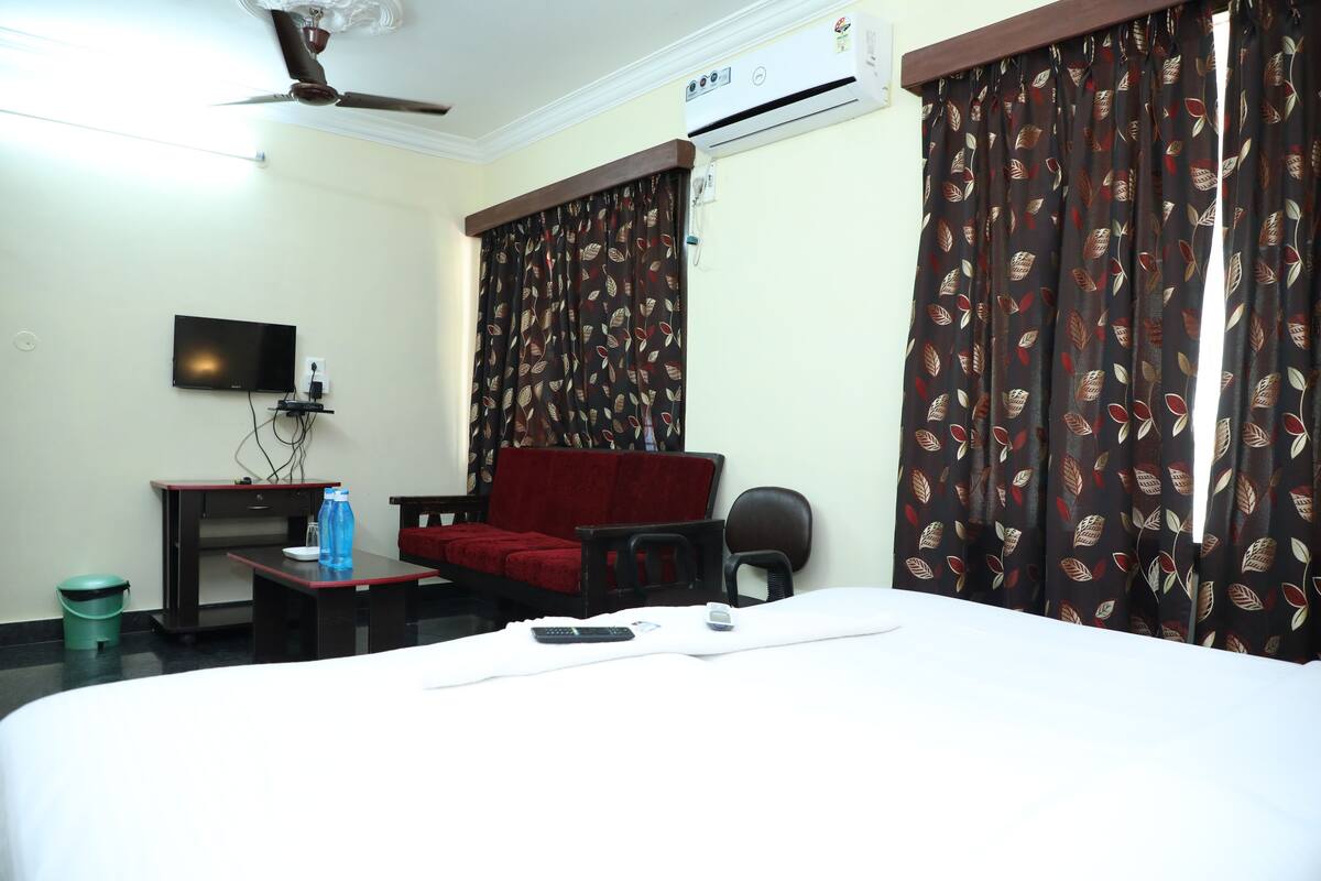 Suite, 1 Queen Bed, Non Smoking | Free WiFi