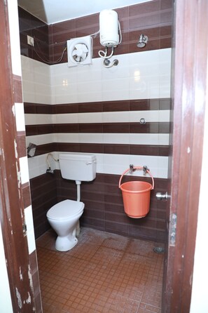 Suite, 1 Queen Bed, Non Smoking | Bathroom | Shower