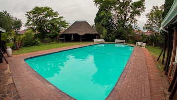 Una piscina al aire libre de temporada