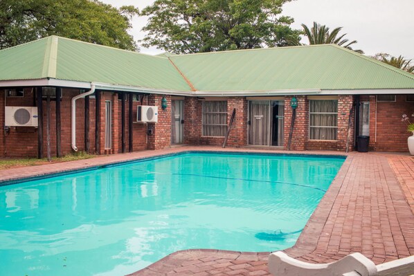 حمّام سباحة خارجي موسمي