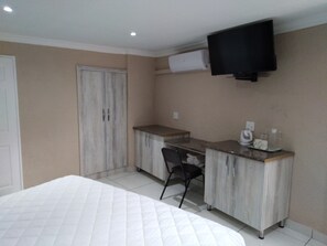 Desk, bed sheets - Horseshoe Inn (Kimberley)