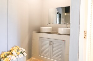 A bathroom with two sinks, a mirror, and a cabinet. - Jeune Hostel Chiang Mai (Chiang Mai)