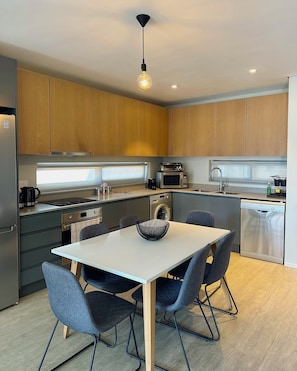 Microwave, oven, stovetop, electric kettle - Axis Luxury Apartments  by Century City Hotels (Cape Town)