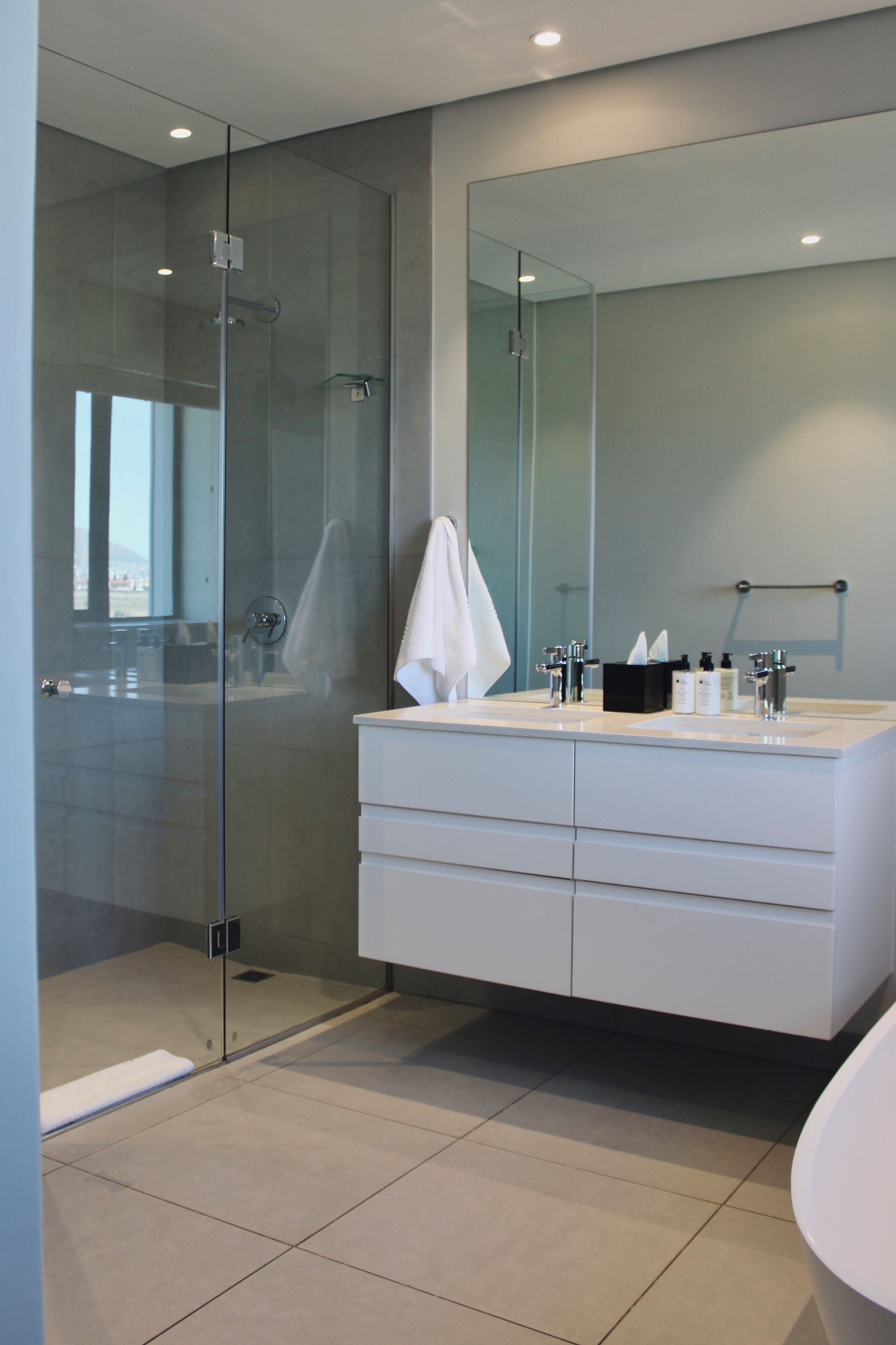Classic Apartment, 2 Bedrooms | Bathroom | Separate tub and shower, free toiletries, hair dryer, towels