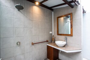 Villa, 3 Bedrooms | Bathroom | Shower, free toiletries, bathrobes, towels