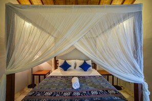 3 bedrooms, in-room safe, free WiFi, bed sheets - Villa Keren (Seminyak)