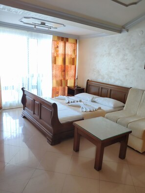 Monolocale, vista mare | Biancheria da letto ipoallergenica, cassaforte in camera, una scrivania