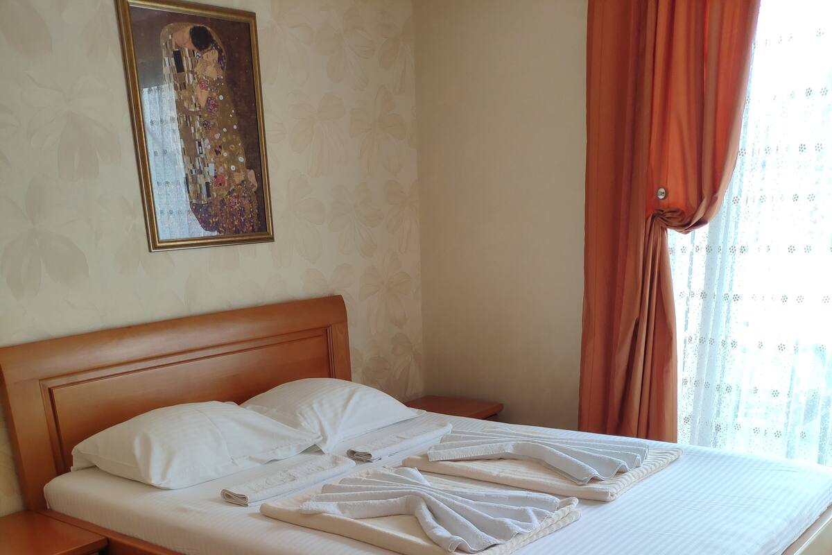 Quarto casal standard | Roupas de cama antialérgicas, cofres nos quartos, escrivaninha