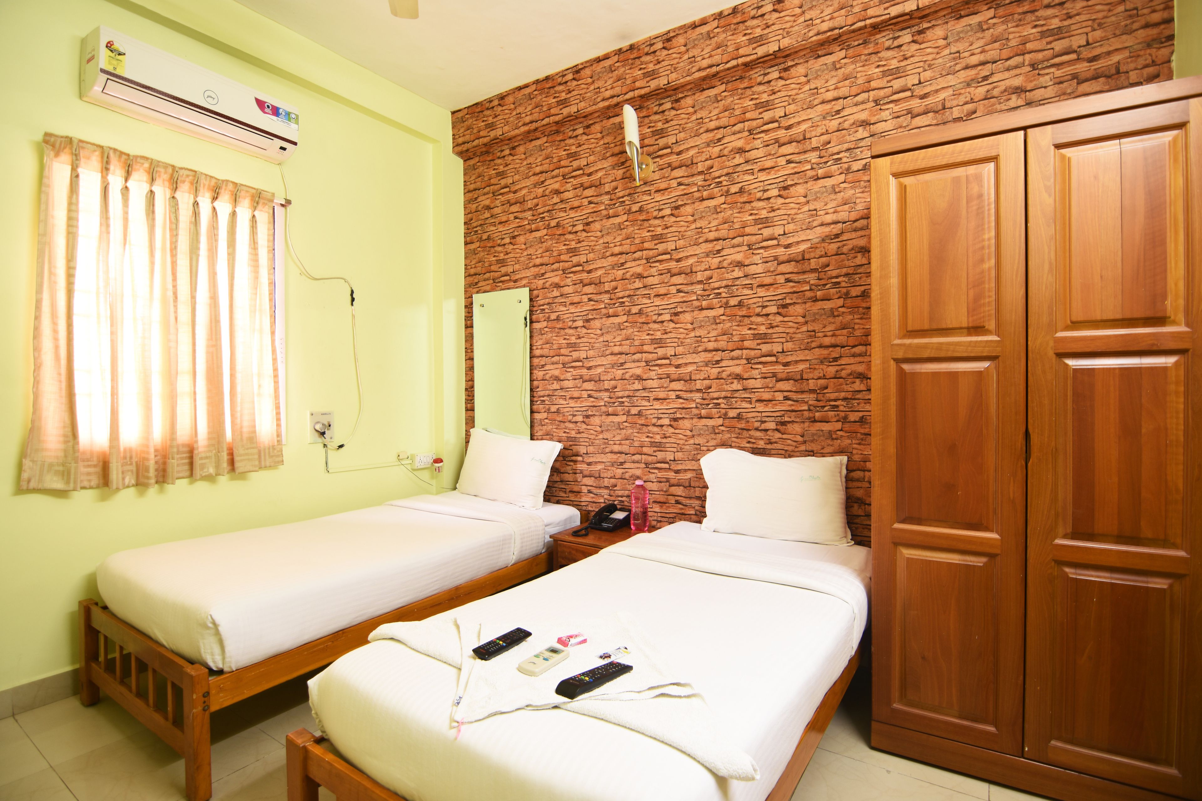 In-room safe, free WiFi