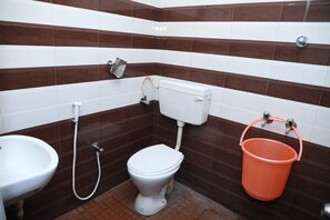 Deluxe Double Room | Bathroom | Shower, free toiletries, towels