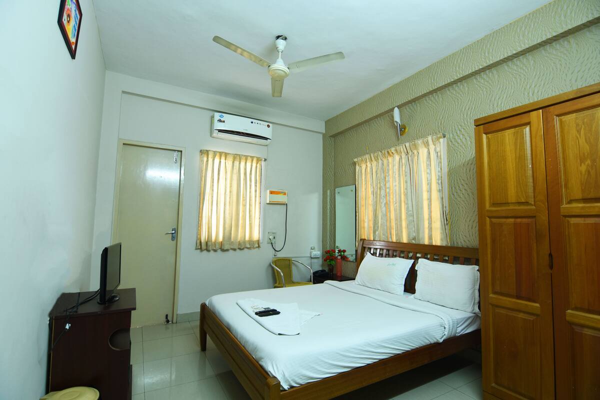 Business Room | In-room safe, free WiFi