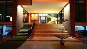 Un edificio moderno con una escalera que lleva a la entrada.