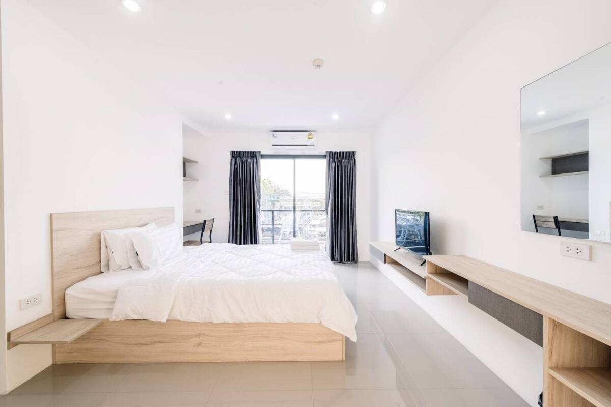 Deluxe Double Bed with Balcony, Non Smoking  | Tirai kedap cahaya, Wi-Fi gratis, dan seprai linen