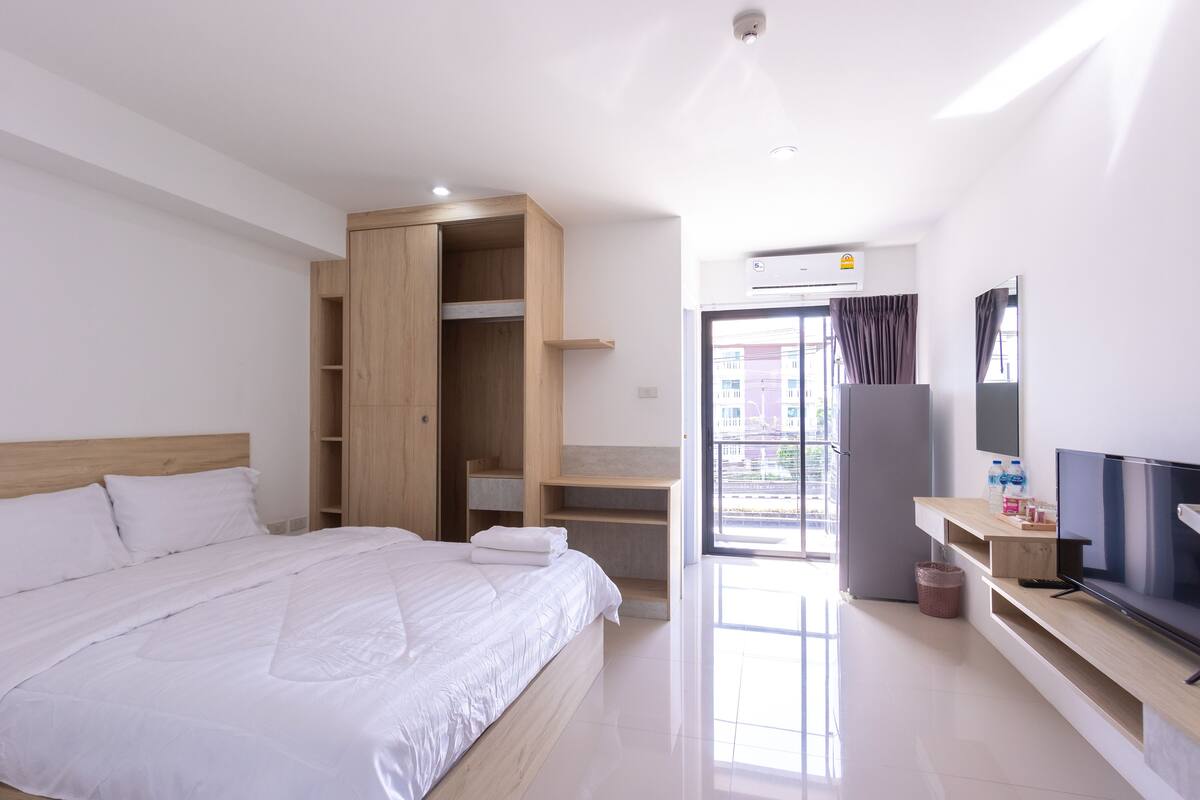 Superior Double Bed with Balcony, Non Smoking  | Tirai kedap cahaya, Wi-Fi gratis, dan seprai linen
