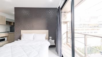 Deluxe Double Bed with Balcony, Non Smoking  | 1 sovrum, mörkläggningsgardiner, gratis wi-fi och sängkläder