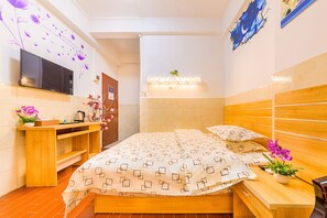 Desk, blackout drapes, free WiFi, bed sheets - Wutongyu Hotel Apartment (Guangzhou)