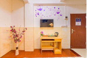 書桌、遮光窗簾/窗簾、免費 Wi-Fi、床單