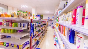 Un rayon de pharmacie avec des étagères remplies de divers produits de santé et de beauté.