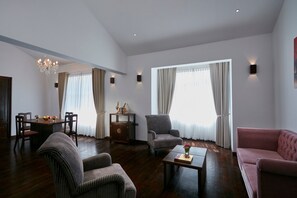 Presidential Suite | Living room | 32-inch LED TV with satellite channels, TV, DVD player - Galway Heights Hotel (Nuwara Eliya)