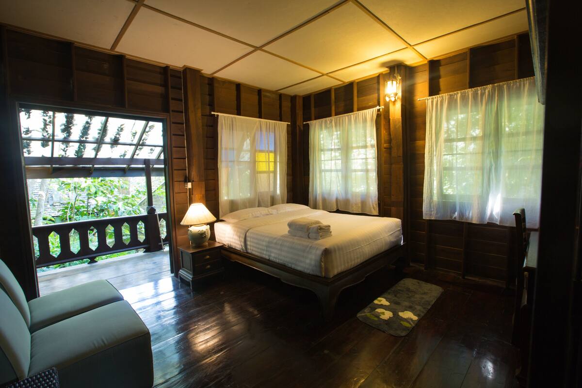 Deluxe Bungalow with Garden View | Bàn, màn/rèm cản sáng, truy cập Internet không dây miễn phí