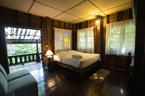Deluxe Bungalow with Garden View | Bàn, màn/rèm cản sáng, truy cập Internet không dây miễn phí