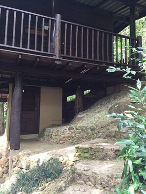 Standard Bungalow with Mountain View | Phòng tắm | Buồng tắm vòi sen, đồ dùng nhà tắm miễn phí, dép đi trong nhà
