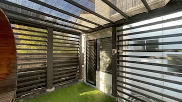 Rumah (Private Vacation Home) | Fasilitas kamar mandi | Bathtub dan shower terpisah dan bathtub besar