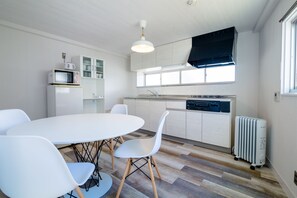 Casa (Private Vacation Home) | Cocina básica privada | Frigorífico, microondas, placa de cocina y hervidor eléctrico