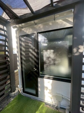 Bañera y ducha independientes y bañera profunda