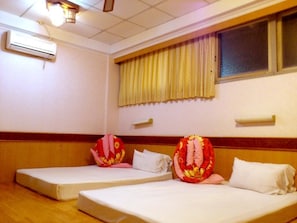 Family Quadruple Room | Desk, soundproofing, free WiFi, bed sheets - Jin Lon Hotel (Taitung)