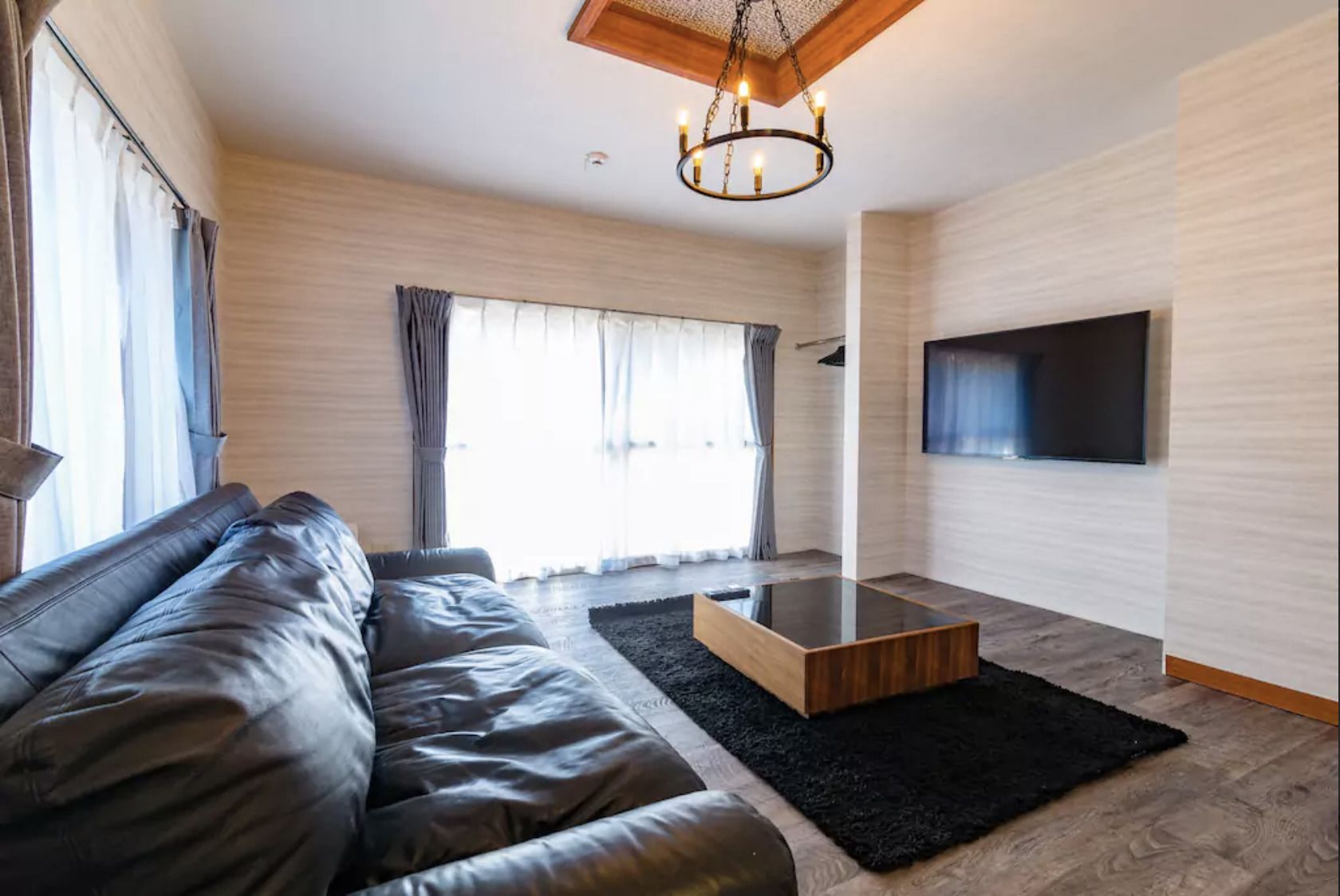 Private Vacation Home | Living area | 55-inch flat-screen TV with cable channels, TV, Netflix