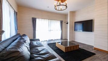 Tradisjonelt hus (Private Vacation Home) | Oppholdsområde | En 55-tommers Flatskjerm-TV med kabel-kanaler samt TV og Netflix