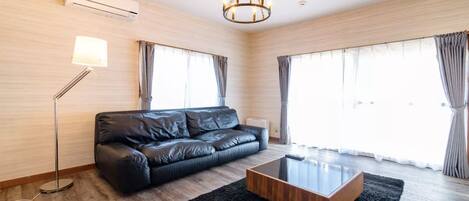Private Vacation Home | Living area | 55-inch flat-screen TV with cable channels, TV, Netflix