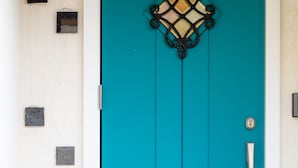 A teal door with a decorative glass panel, a handle, and a keyhole. - tocoro. Mt. Fuji Mutsuki (Fujikawaguchiko)