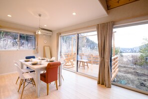 Private Vacation Home | In-room dining - tocoro. Mt. Fuji Mutsuki (Fujikawaguchiko)
