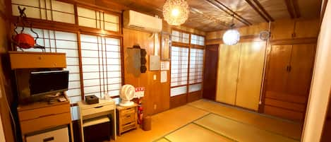 ห้องทราดิชันนัล, หลายเตียง, ปลอดบุหรี่, ห้องน้ำรวม (Japanese Style) | ตู้นิรภัยในห้องพัก, โต๊ะทำงาน, Wi-Fi ฟรี, ผ้าปูที่นอน