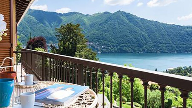 A balcony with a view of a lake and mountains. - Cernobbio Lake View (Cernobbio)